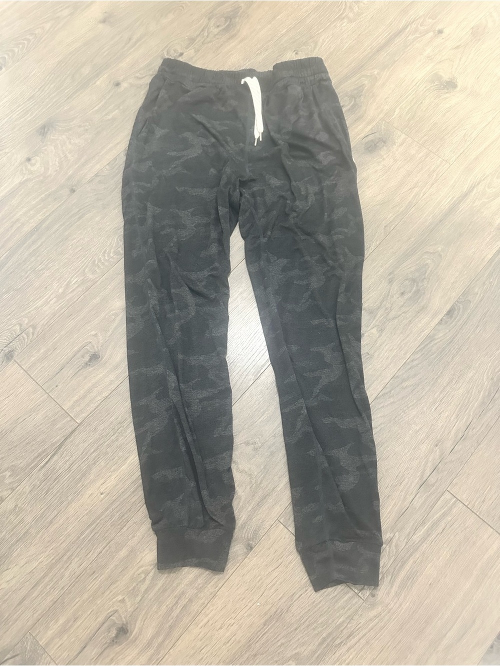 Vuori Dark Gray and black camo jogger sweatpants xs